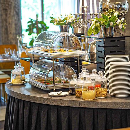 Willa Port 오스트로다 외부 사진 A buffet at a hotel