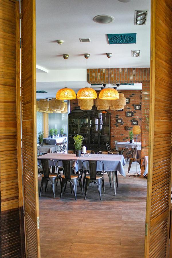 Willa Port 오스트로다 외부 사진 Restaurant in the hotel