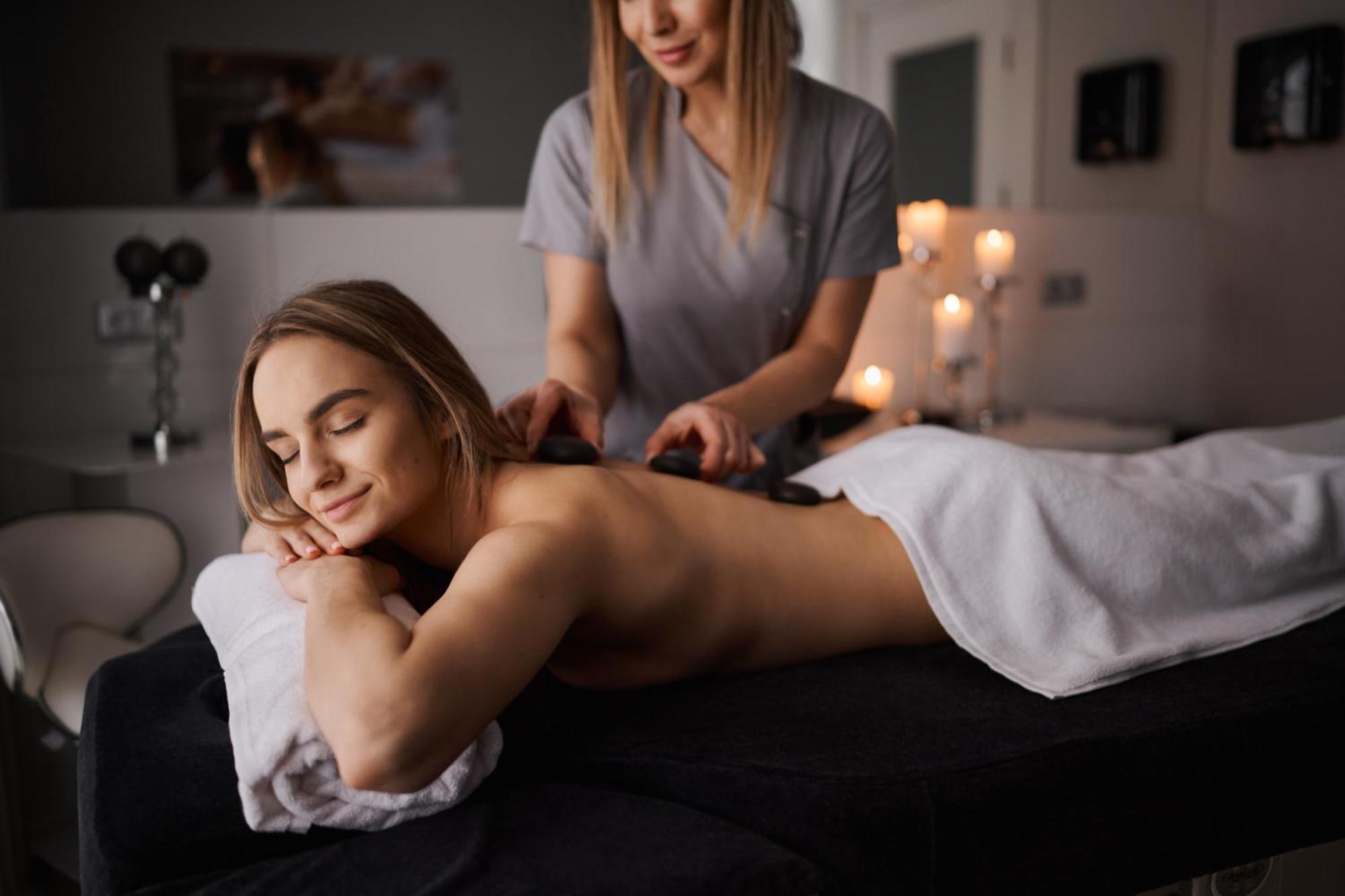 Willa Port 오스트로다 외부 사진 A woman receiving a hot stone massage
