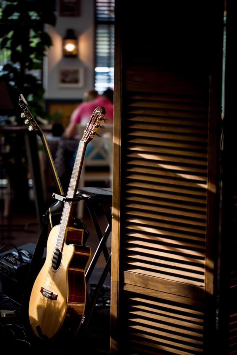 Willa Port 오스트로다 외부 사진 A guitar in a stand