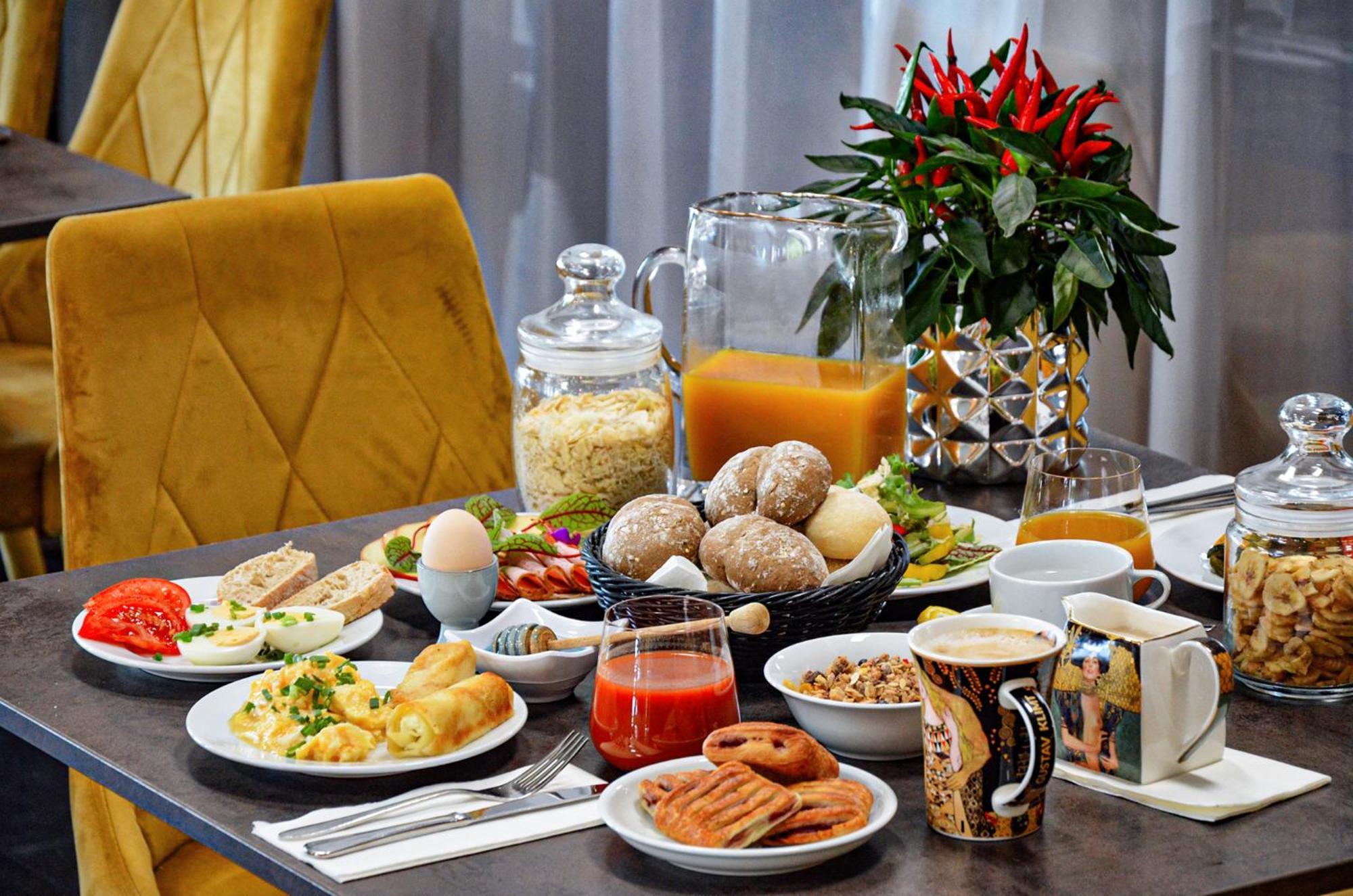 Willa Port 오스트로다 외부 사진 A typical Israeli breakfast