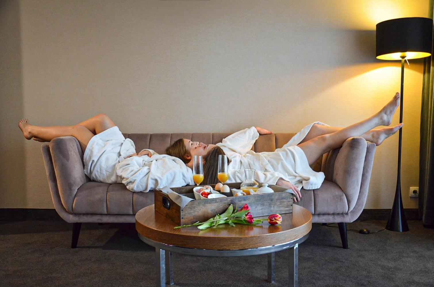 Willa Port 오스트로다 외부 사진 A woman relaxing at a spa