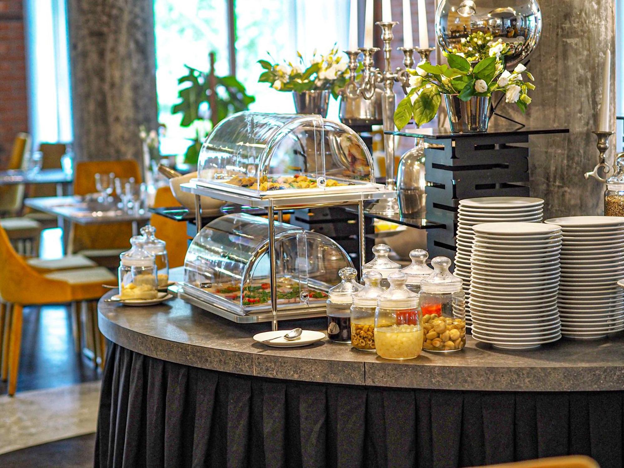 Willa Port 오스트로다 외부 사진 A buffet at a hotel