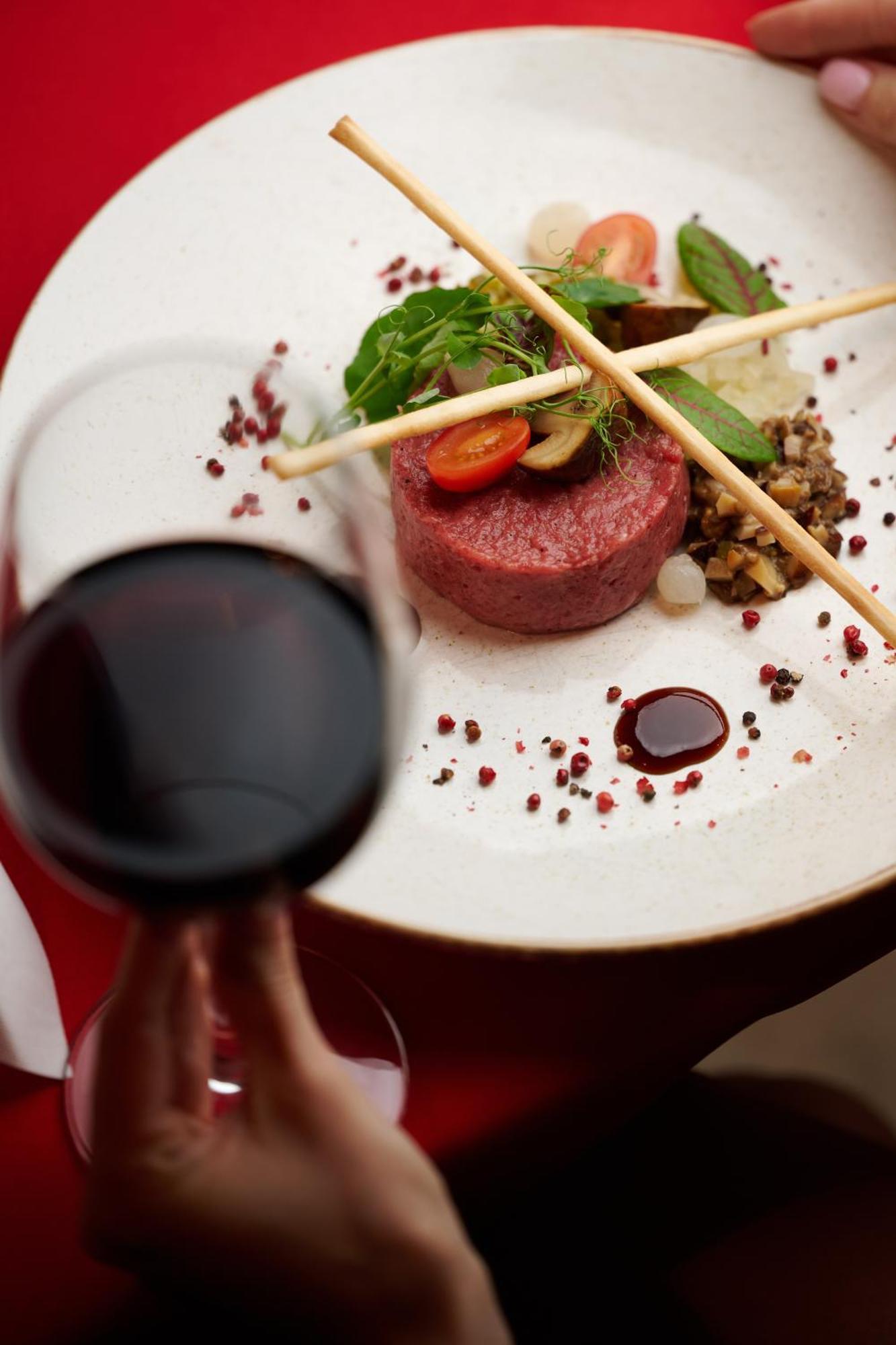 Willa Port 오스트로다 외부 사진 A steak and wine dinner