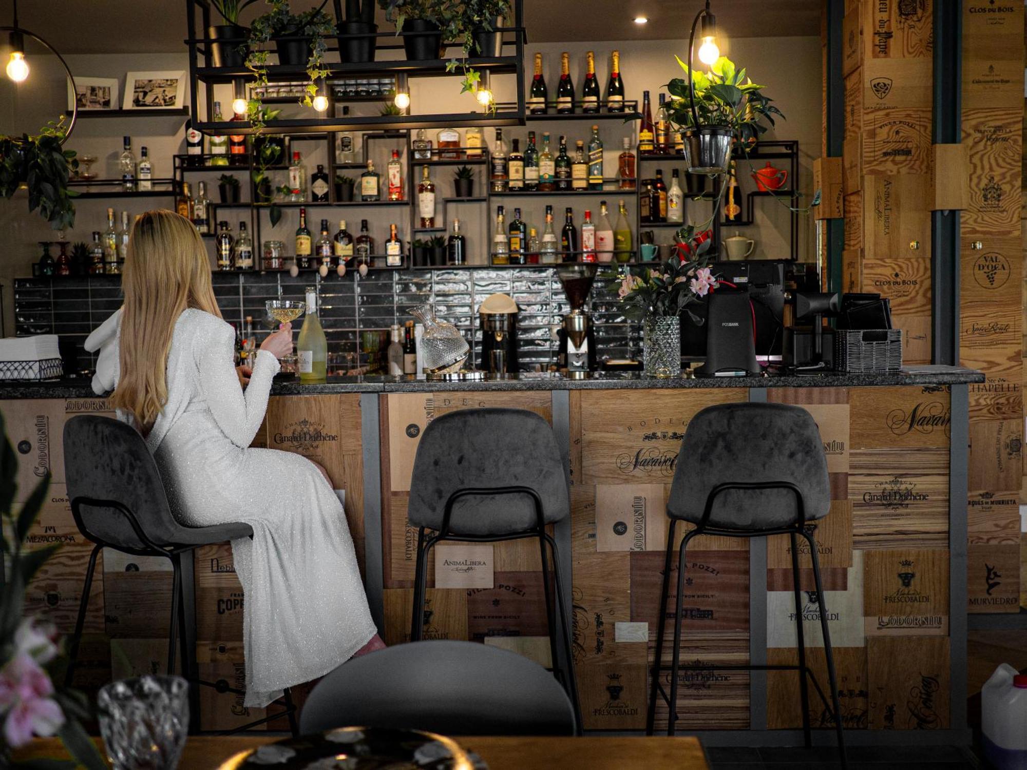 Willa Port 오스트로다 외부 사진 A woman sitting at a bar