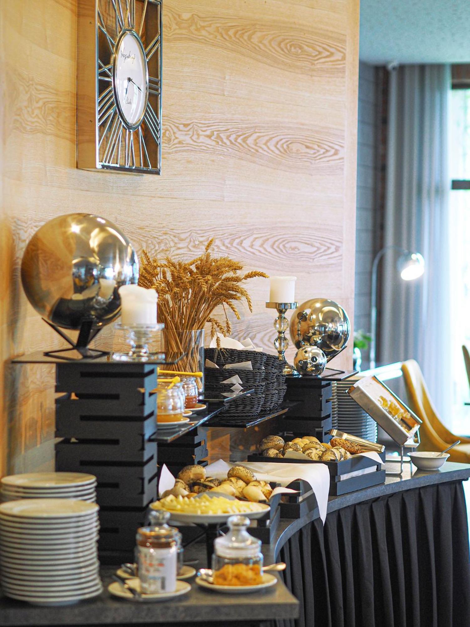 Willa Port 오스트로다 외부 사진 A buffet at a hotel