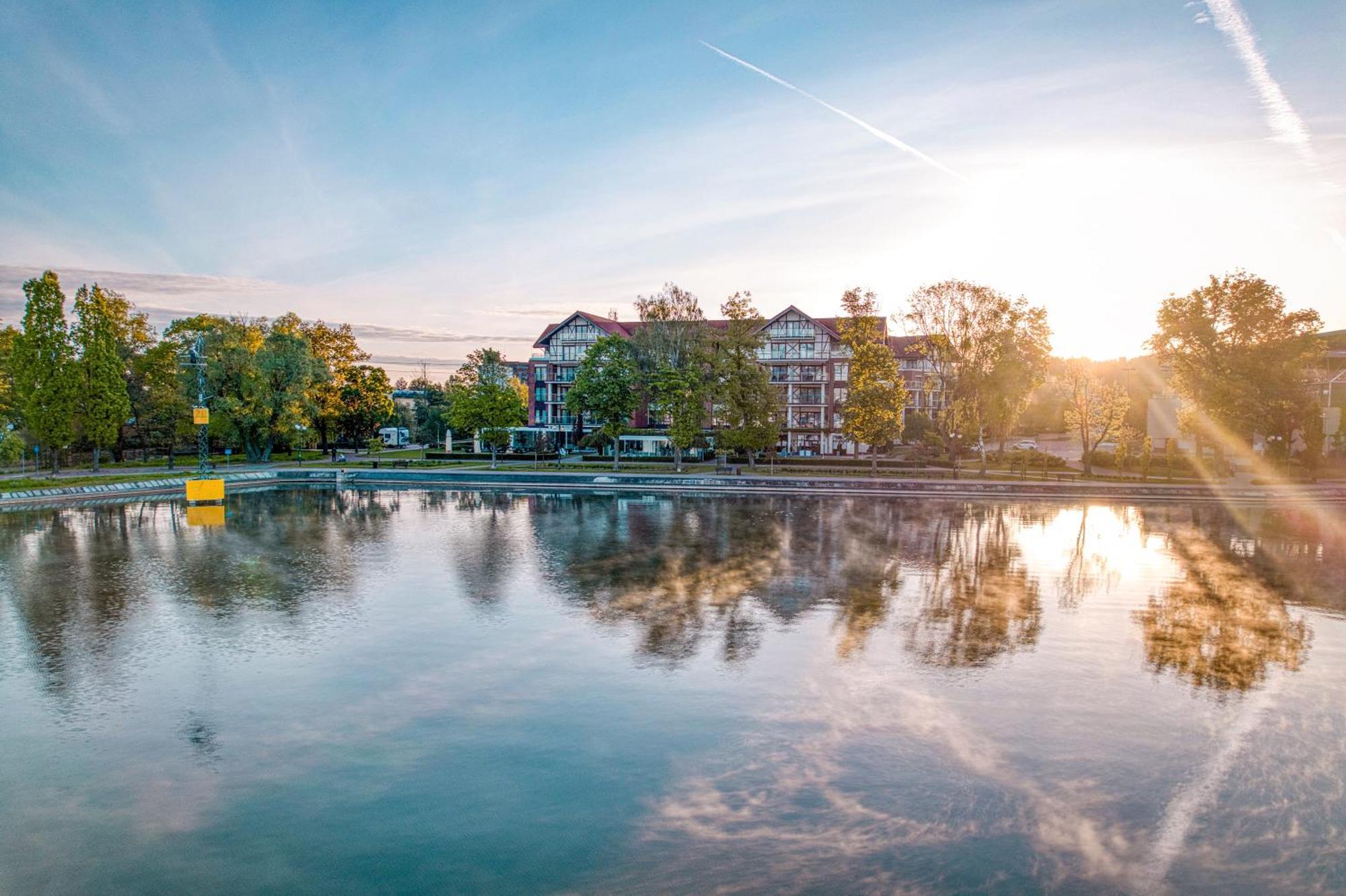 Willa Port 오스트로다 외부 사진 The lake at the campus of the University of Applied Sciences and Medical University of Southern Tyrol