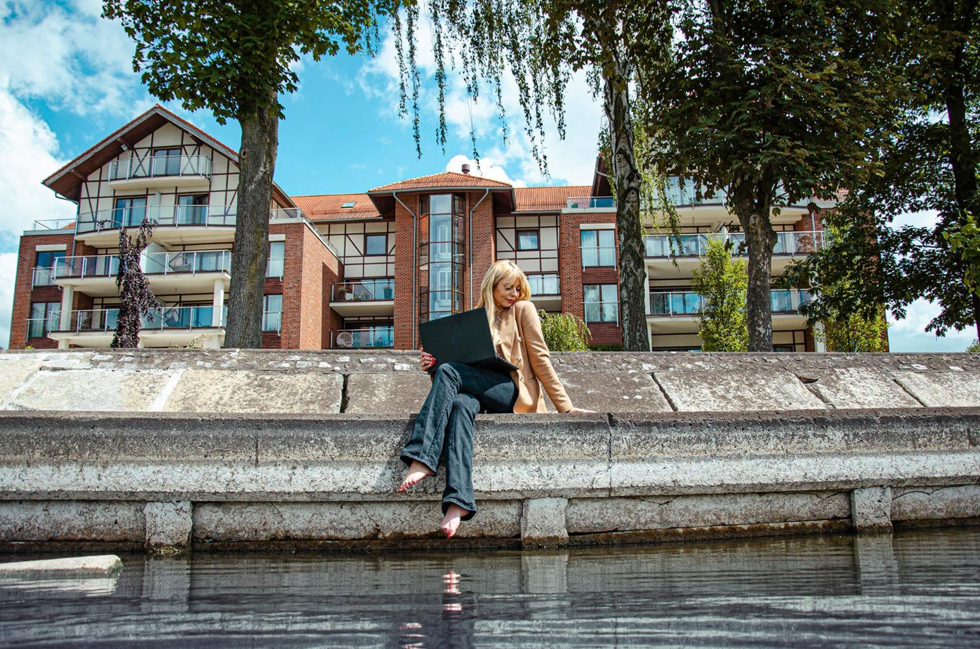 Willa Port 오스트로다 외부 사진 A student studying at the University of Kent